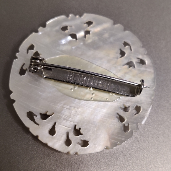 Vintage Bethlehem Star Hand Carved Mother of Pearl Pin - Picture 10 of 10